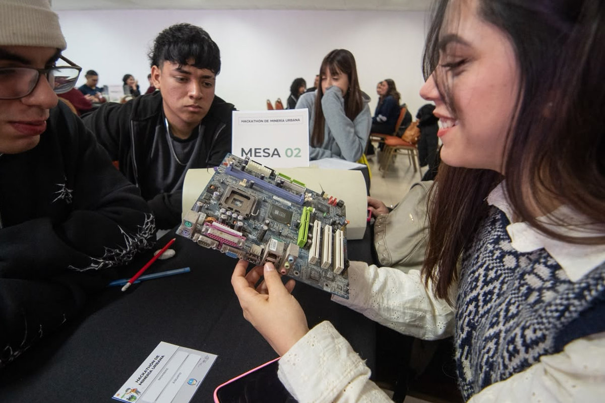 estudiantes con material electrónicos en las manos