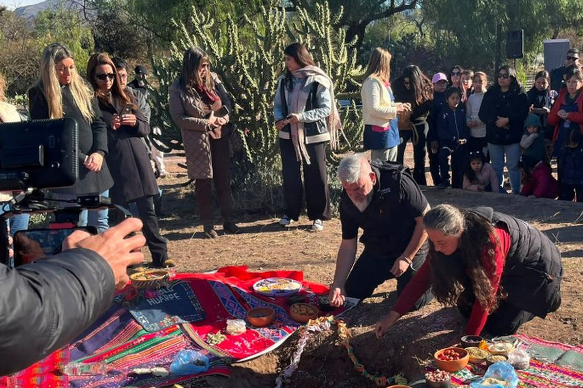 estudiantes practicando una actividad en ofrenda al dia de la tierra destacada estudiantes practicando una actividad en ofrenda al día de la tierra