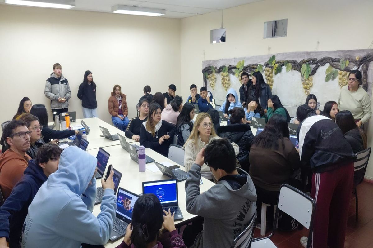 estudiantes-trabajan-con-la-IA