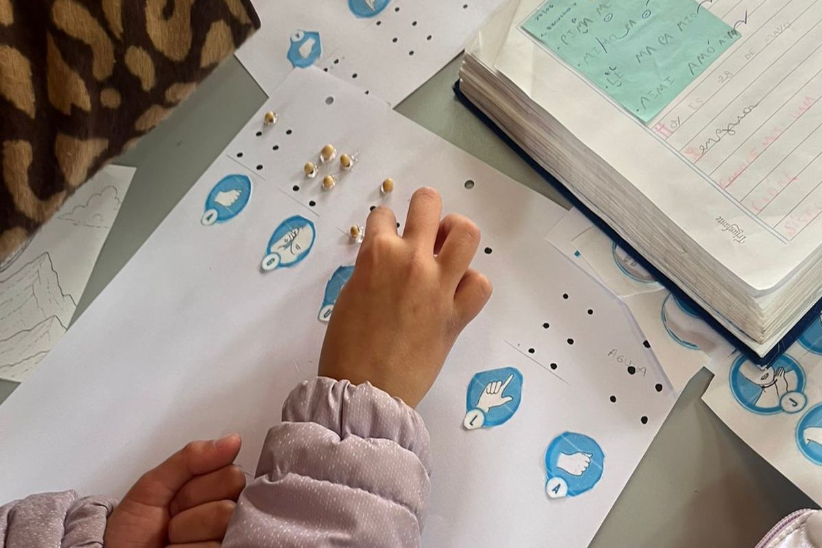 mano de un niño sobre papel