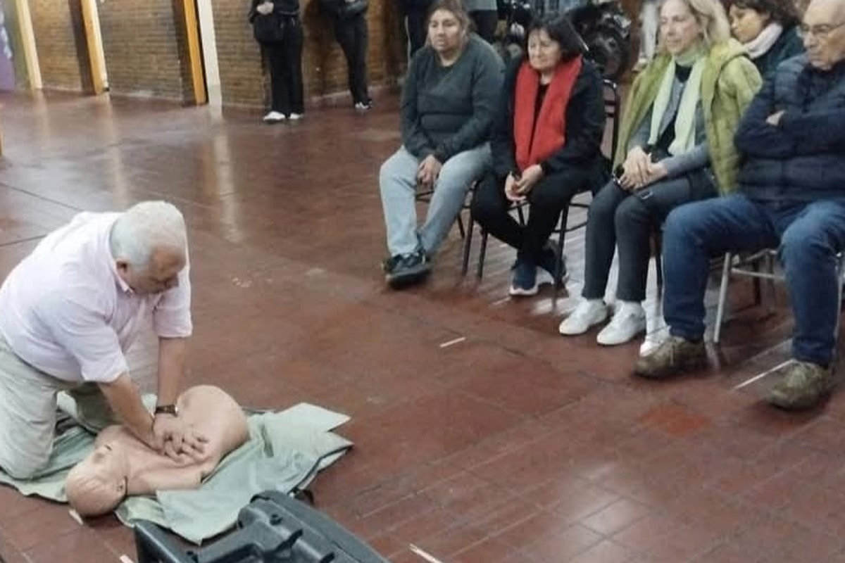 estudiantes- padres-médico-docentes-capacitación - práctica de primeros auxilios