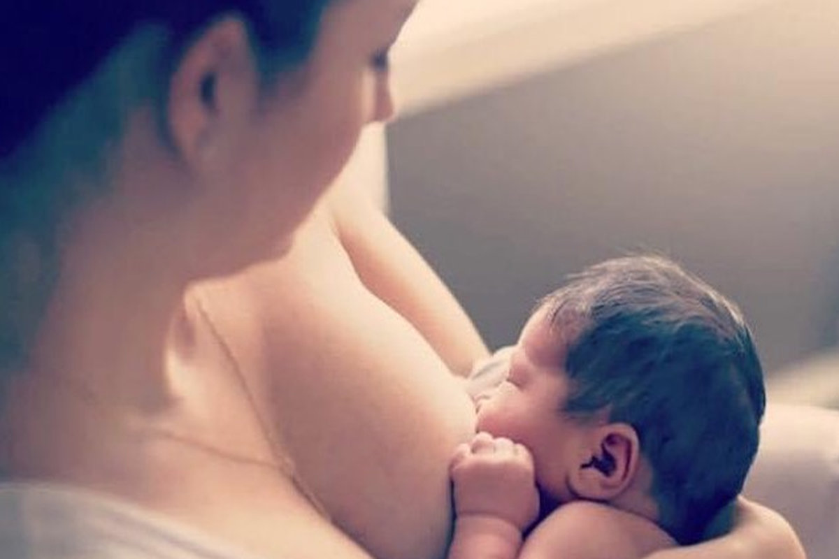 mamá amamantando a su bebé mamá amamantando a su bebé