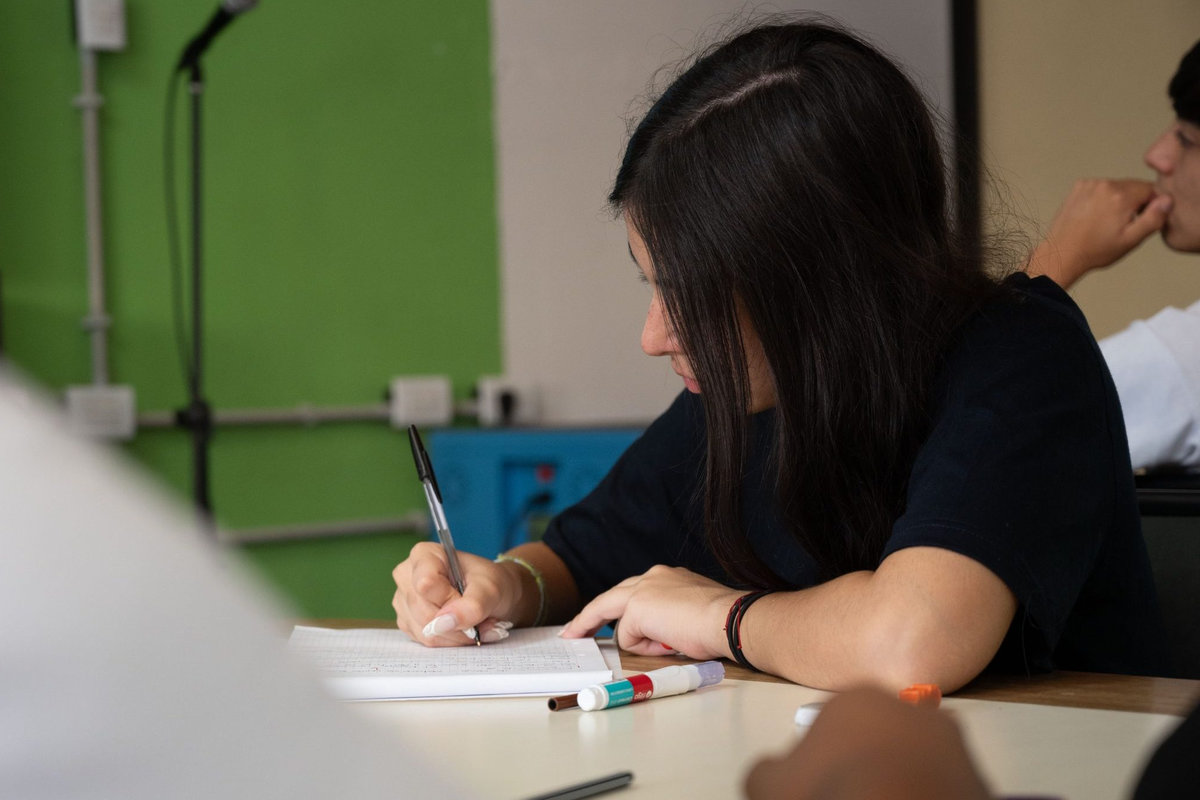 niña escribiendo