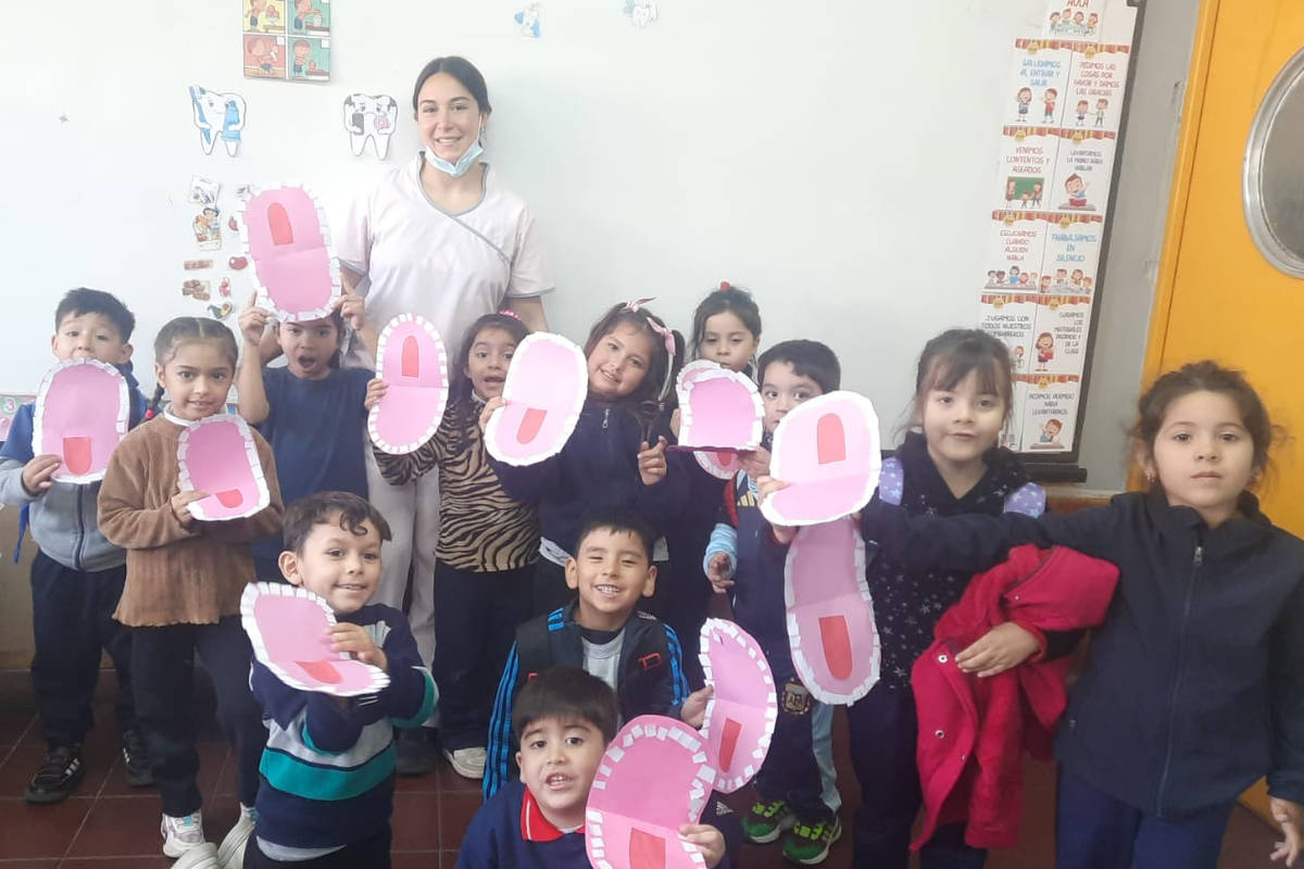 docente y estudiantes en el aula