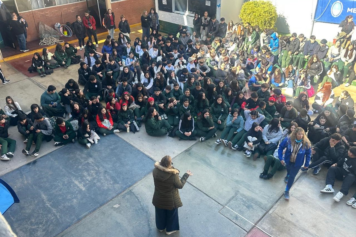 Estudiantes - jornada de bienestar- patio de la escuela