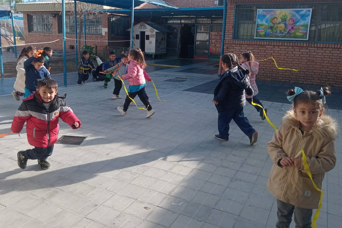 Estudiantes jugando en el patio escolar