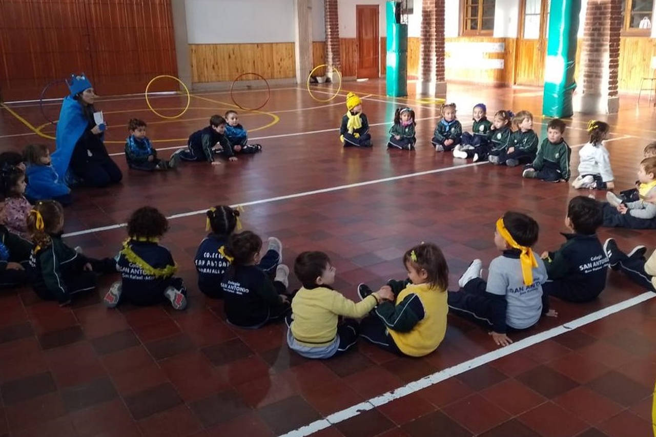 Estudiantes jugando en el patio escolar