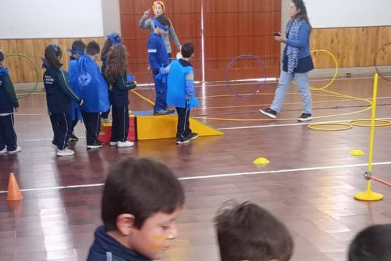 Estudiantes jugando en el patio escolar