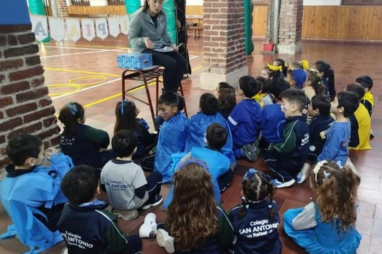 Estudiantes jugando en el patio escolar