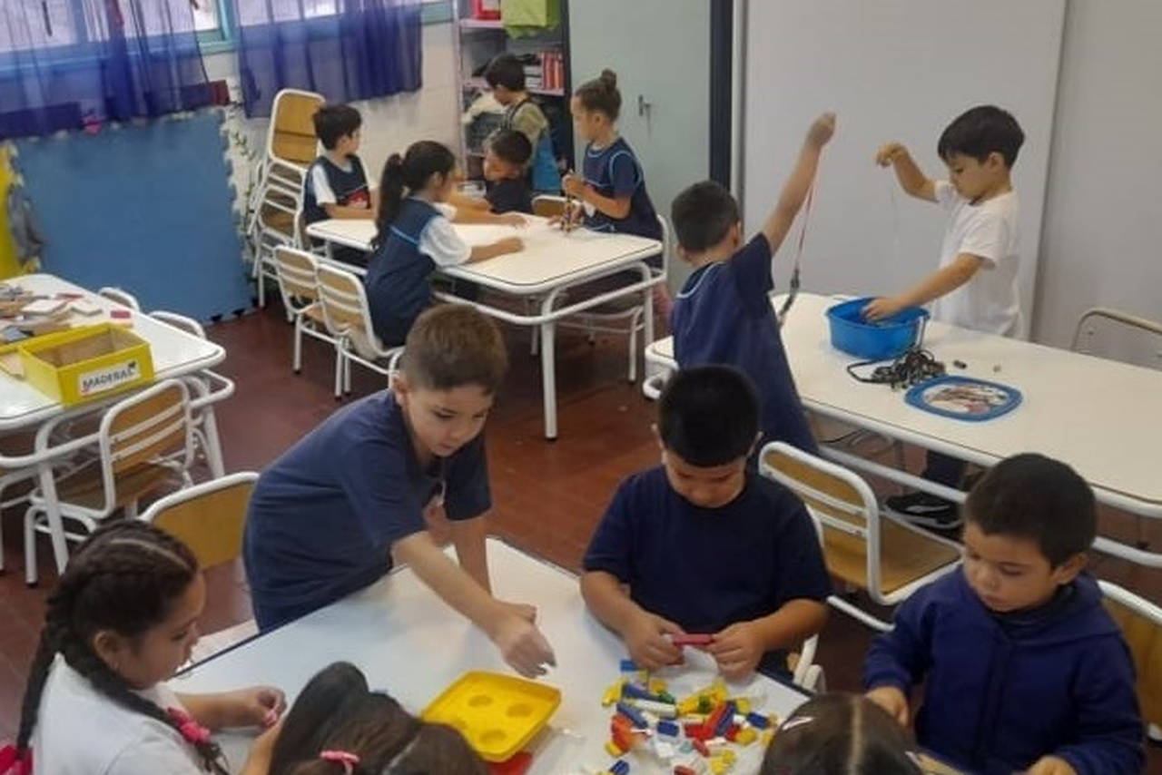 Estudiantes jugando en el patio escolar