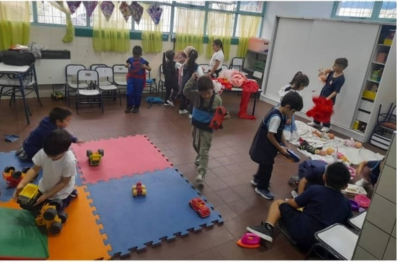Estudiantes jugando en el patio escolar
