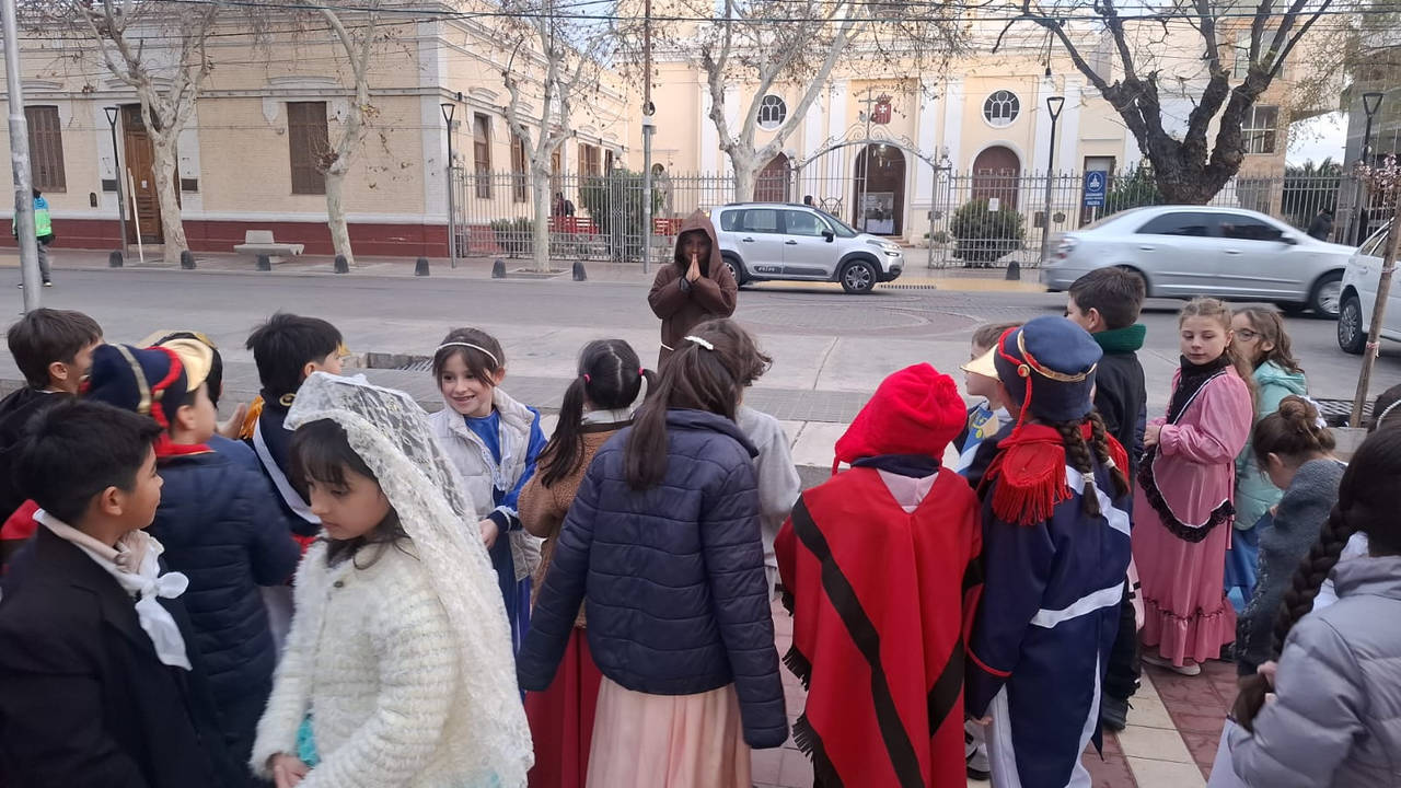 Estudiantes de tercer grado, junto a su docente y sus familias,