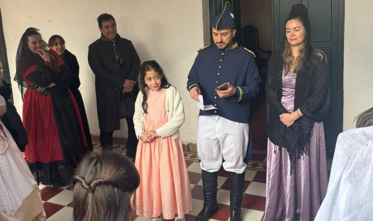 Estudiantes de tercer grado, junto a su docente y sus familias,