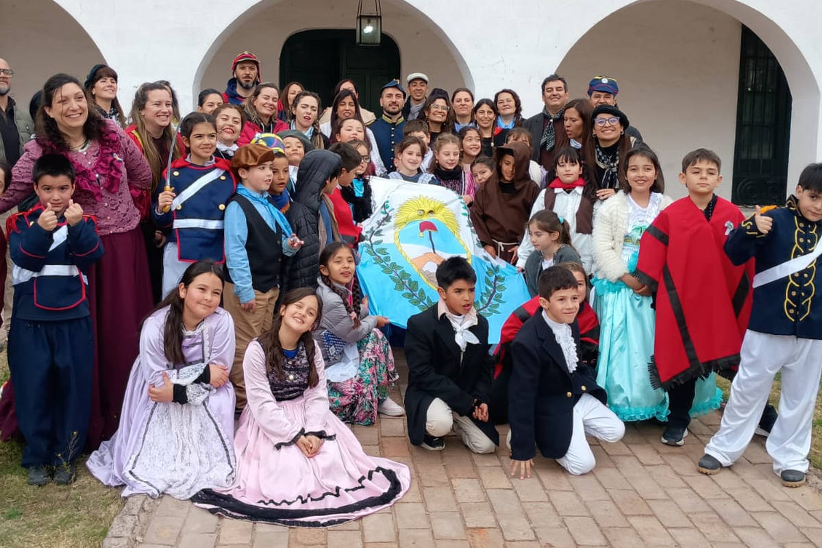 Estudiantes de tercer grado, junto a su docente y sus familias,