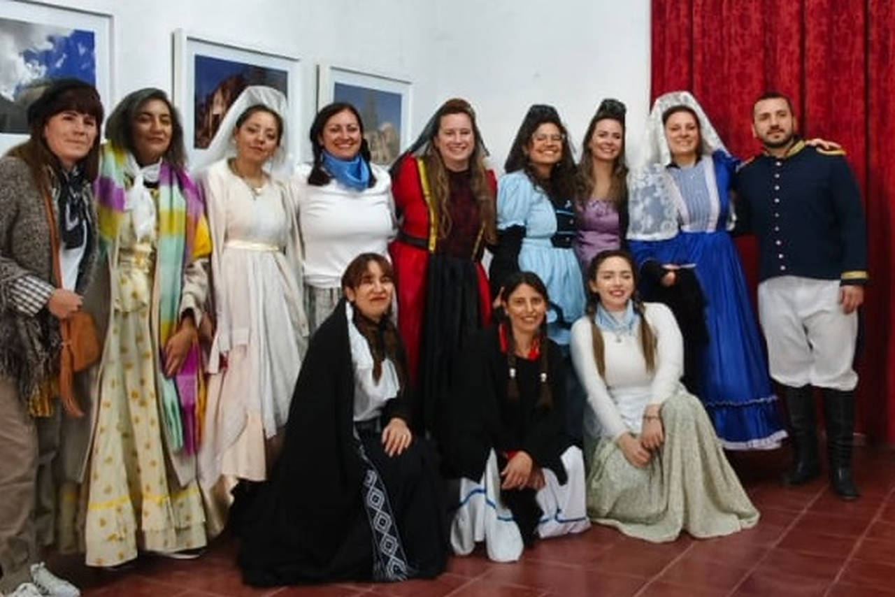 Estudiantes de tercer grado, junto a su docente y sus familias,