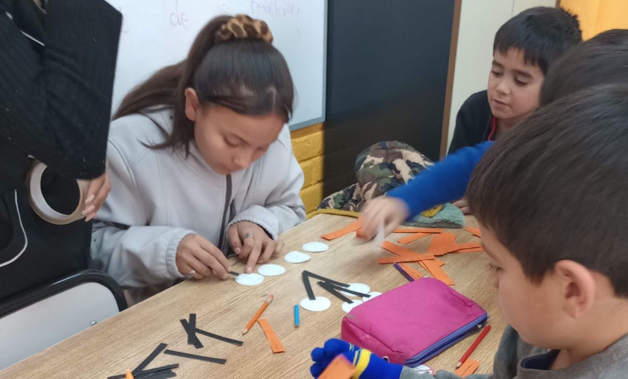 estudiantes en actividad escolar