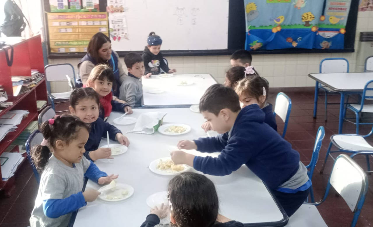 docente y estudiantes en el aula