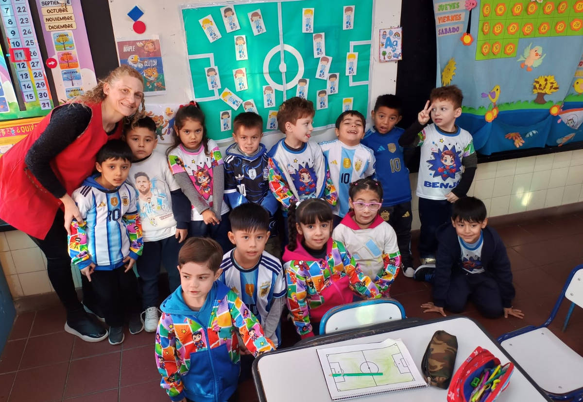 docente y estudiantes en el aula