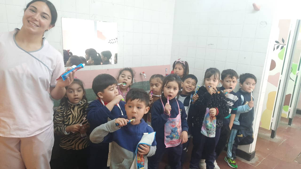 docente y estudiantes en el aula