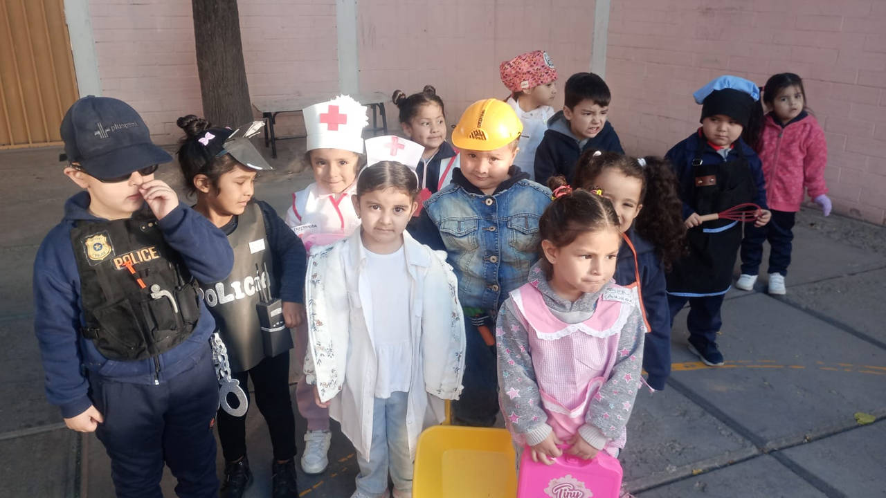 docente y estudiantes en el aula