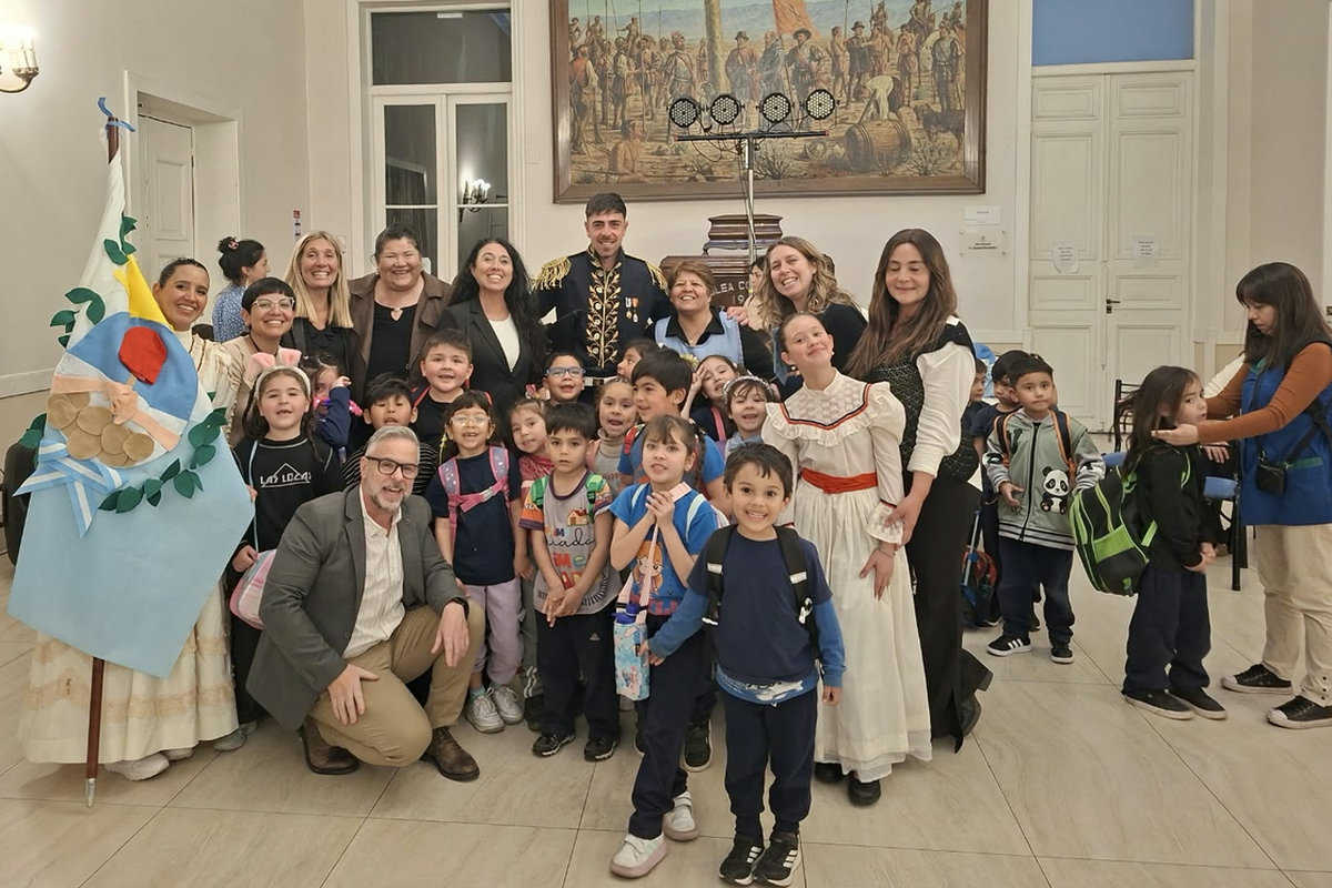 Alumnos de inicial - visitan la Legisltatura - festejo general San Martin