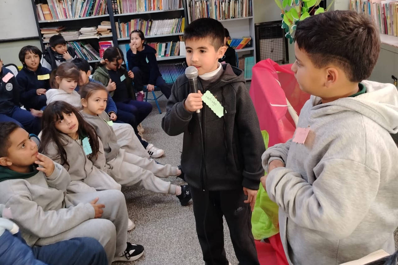 estudiantes-compartiendo-actividades-escolares
