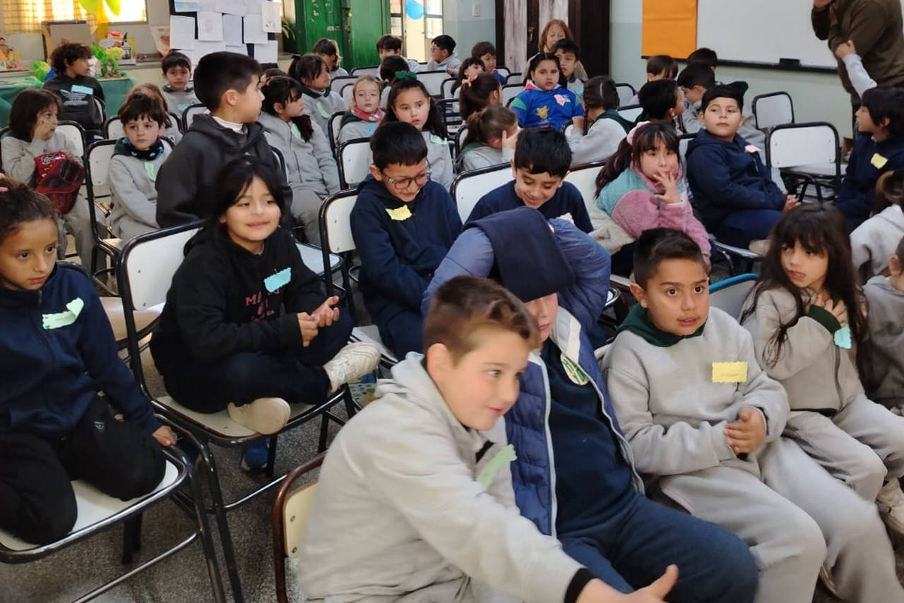 estudiantes-compartiendo-actividades-escolares