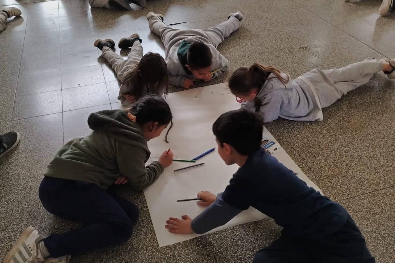 estudiantes-compartiendo-actividades-escolares