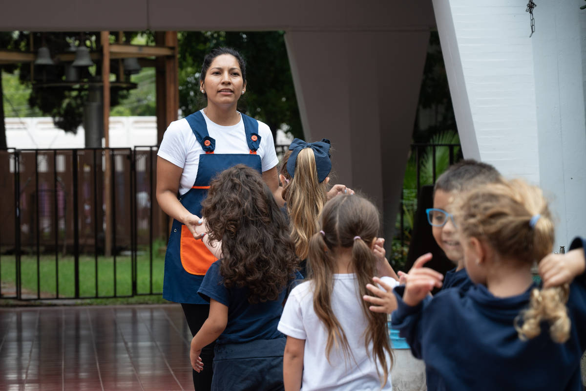 Docente con los estudiantes
