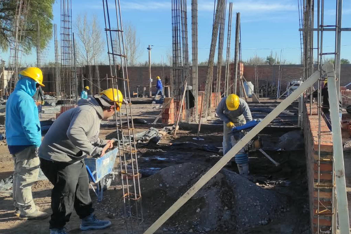 albaninles-trabajando-en-la-construccion-del-jardin-de-infantes