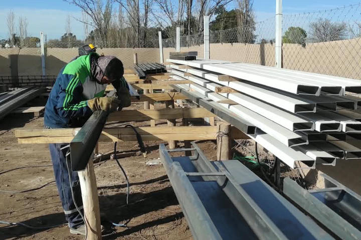 albaninles-trabajando-en-la-construccion-del-jardin-de-infantes