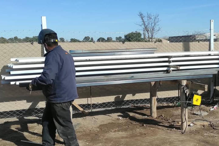 albaninles-trabajando-en-la-construccion-del-jardin-de-infantes