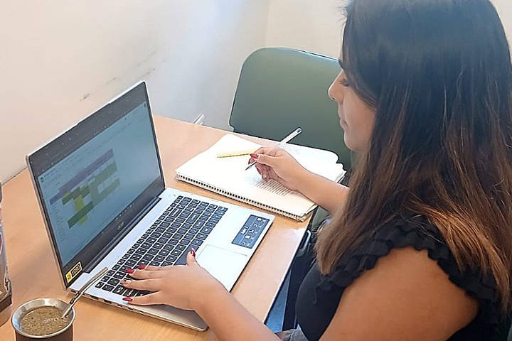 estudiante escribiendo