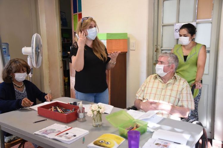 Adultos mayores comenzaron las clases para terminar la primaria (1)