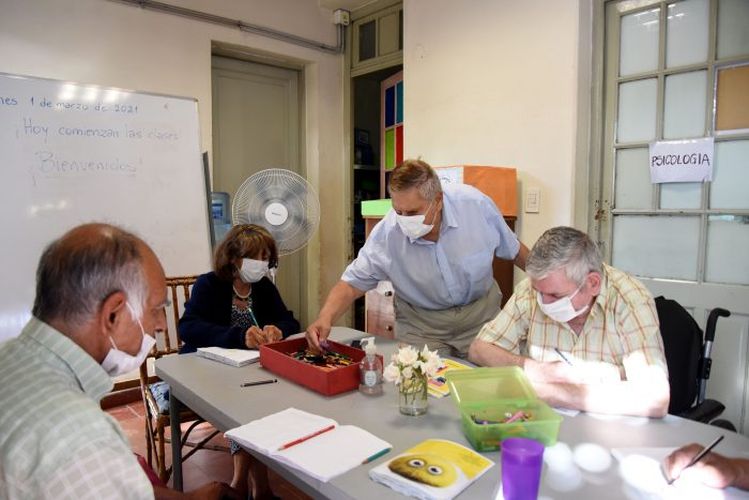 Adultos mayores comenzaron las clases para terminar la primaria (10)