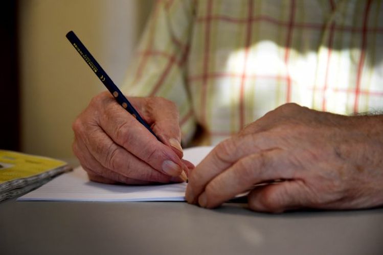 Adultos mayores comenzaron las clases para terminar la primaria (2)