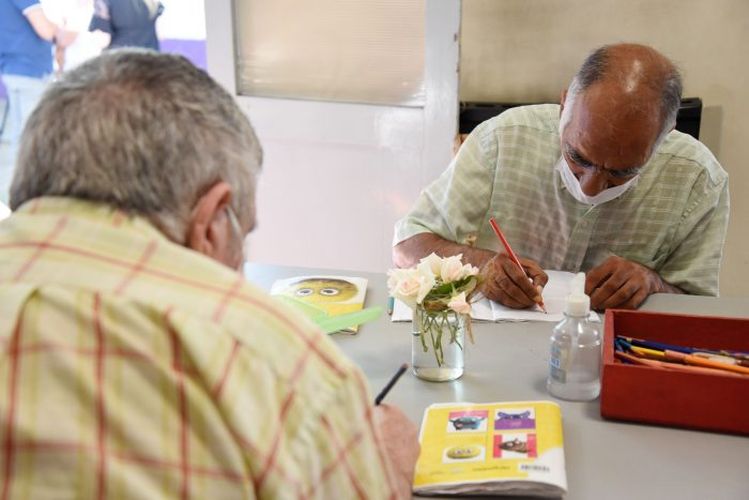 Adultos mayores comenzaron las clases para terminar la primaria (6)