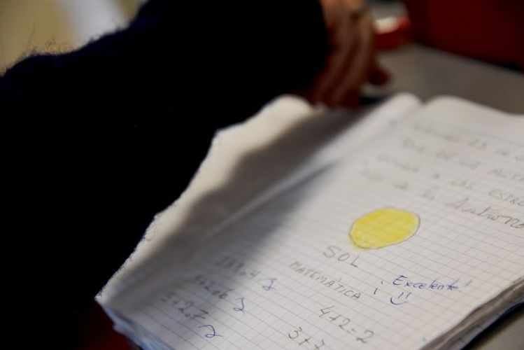 Adultos mayores comenzaron las clases para terminar la primaria (9)