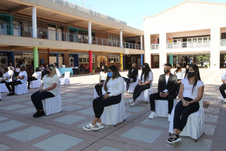 Escuelas de primaria y secundaria realizan actos de colación_2020-protocolos establecidos (1)