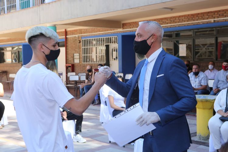 Escuelas de primaria y secundaria realizan actos de colación_2020-protocolos establecidos (13)